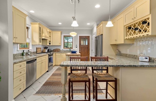 Bouldin House | * Walk to it all ~ Adorable Historic Bungalow *