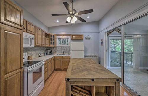 Greentown Cabin | Walk to Lake Wallenpaupack: Greentown Getaway