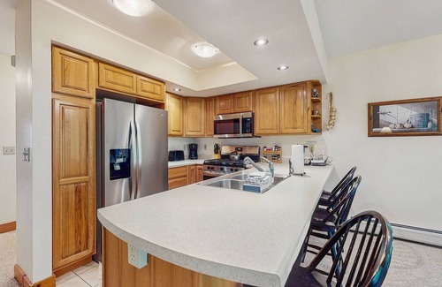 North Troy Condo | Walk to lifts, Pump House waterpark, golf course & much more