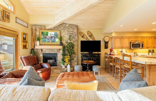 Deer Valley Condo | Walk to Lifts, Restaurants and Shopping! Hot Tub!