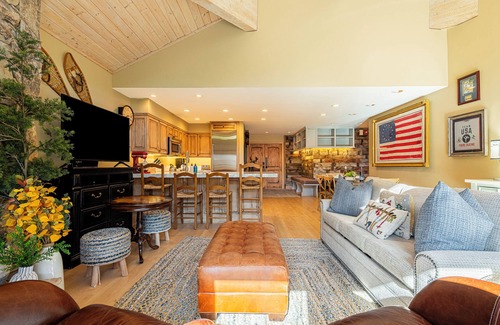 Deer Valley Condo | Walk to Lifts, Restaurants and Shopping! Hot Tub!