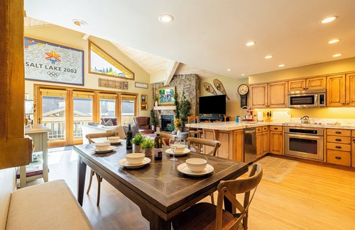 Deer Valley Condo | Walk to Lifts, Restaurants and Shopping! Hot Tub!