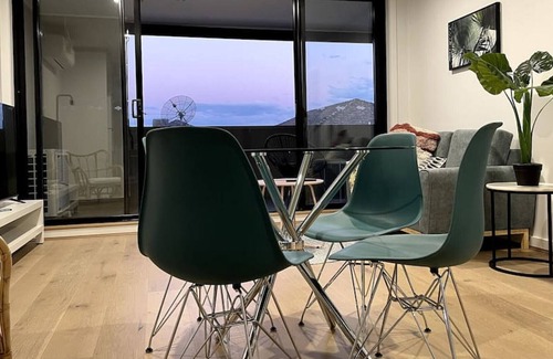 Moonee Ponds Condo | Walk to Moonee Valley 2br, Free wifi, wine