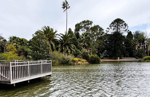 Moonee Ponds Condo | Walk to Moonee Valley 2br, Free wifi, wine