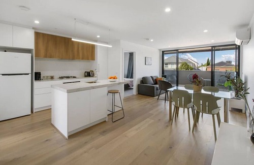 Moonee Ponds Condo | Walk to Moonee Valley 2br, Free wifi, wine