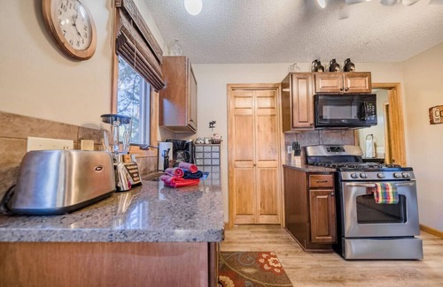 Aspen Brook Cabin | Walk to National Park! Mountain Cabin w/Fireplace