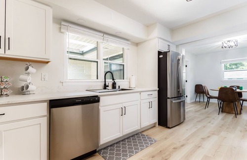 Northeast South Bend House | Walk to ND Stadium Su