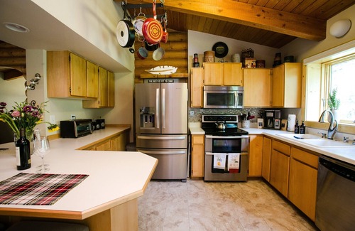 Nederland House | Walk to Ned, perfect for families, theater room, ping-pong, heated garage!