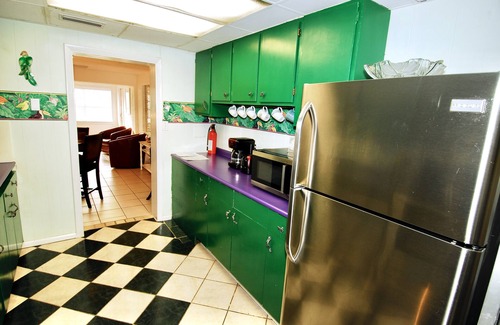 Laurel Villa | Walk to Nokomis Beach. Quality, Cleanliness, Affordable. SmartTV, Full Kitchen