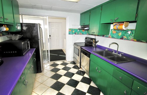 Laurel Villa | Walk to Nokomis Beach. Quality, Cleanliness, Affordable. SmartTV, Full Kitchen