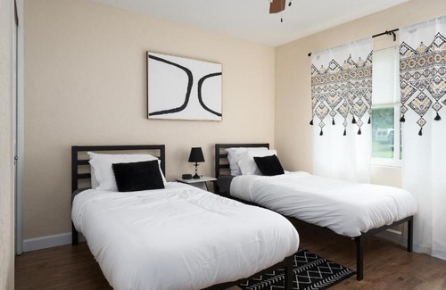 Gainesville House | Walk to pool, mins 2 University, Stadium, Hospital