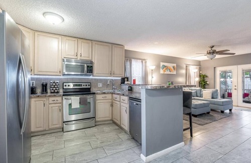 Oakland Park House | Walk to Restaurants/Breweries! Beach 2 Miles Away!