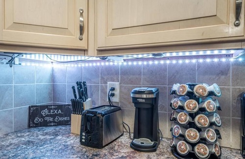 Oakland Park House | Walk to Restaurants/Breweries! Beach 2 Miles Away!