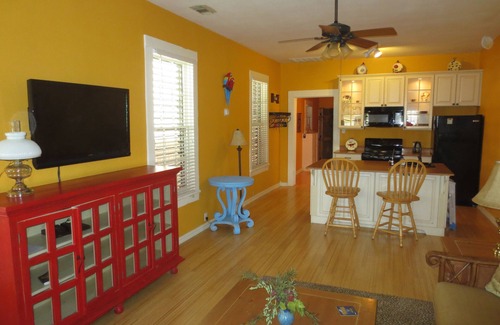 San Jacinto House | Walk to restaurants/bars. 3 Blocks from Seawall. Free Beach Pass/Umbrela/Chairs