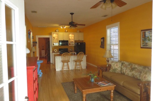 San Jacinto House | Walk to restaurants/bars. 3 Blocks from Seawall. Free Beach Pass/Umbrela/Chairs