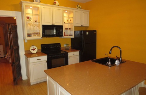 San Jacinto House | Walk to restaurants/bars. 3 Blocks from Seawall. Free Beach Pass/Umbrela/Chairs