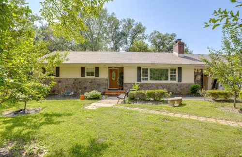 New Hope House | Walk to Restaurants New Hope Home with Deck and Yard!