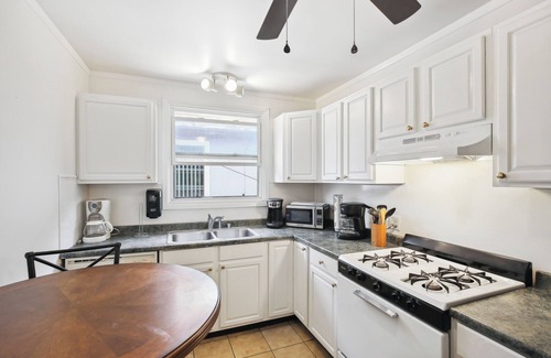 Alamitos Beach Condo | Walk to Retro Row: Long Beach Condo