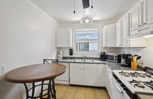 Alamitos Beach Condo | Walk to Retro Row: Long Beach Condo