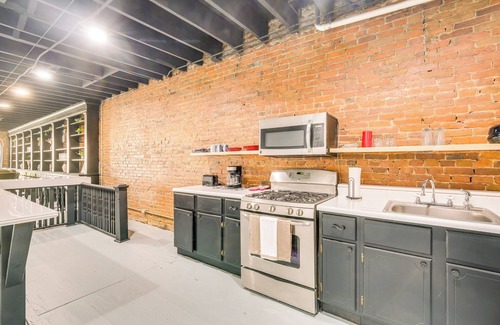 Hannibal Apartment | Walk to River + Shops: Downtown Hannibal Loft
