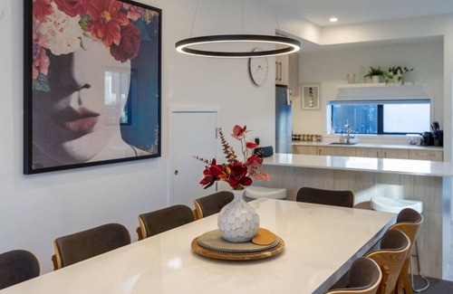 Christchurch City Centre House | Walk to Riverside Market: 4 bed 4 bath w/Car Park