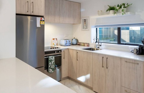 Christchurch City Centre House | Walk to Riverside Market: 4 bed 4 bath w/Car Park