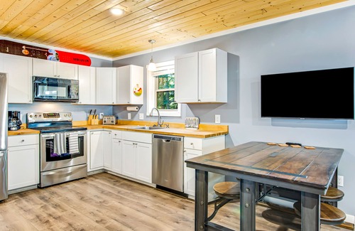 Snoqualmie Pass House | Walk to ski lift, contemporary cabin near mountain lakes - dog-friendly