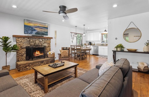 Summit Estates Cabin | WALK to SLOPES! HOT TUB, Adorable Cabin, GAME ROOM, Fire pit! ROMANTIC!