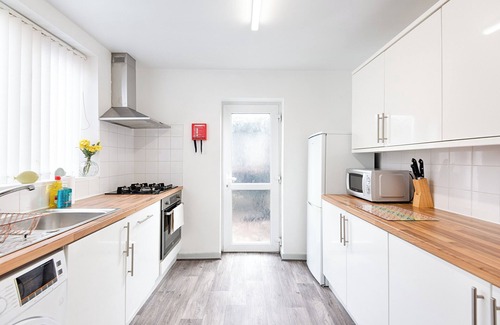 Landore House | Walk to Swansea Stadium, 3 Rooms, Smart Tv's