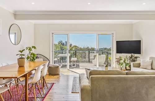 Mollymook Beach House | Walk to the Beach! Mollymook