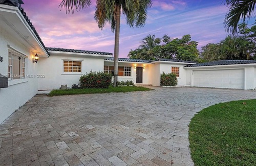 Harbor Beach House | Walk to the Beach - 5 bedrooms - Heated Pool - Prime Location close to Las Olas!