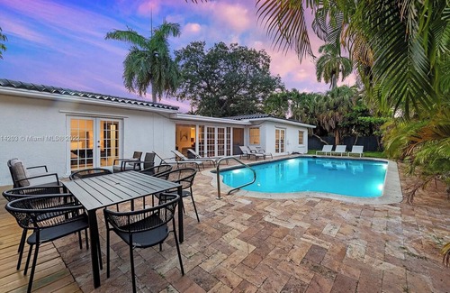 Harbor Beach House | Walk to the Beach - 5 bedrooms - Heated Pool - Prime Location close to Las Olas!