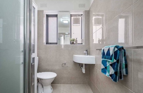 St Kilda Apartment | Walk to the Grand Prix track. Light and bright ground floor 2 bedrm apartment.