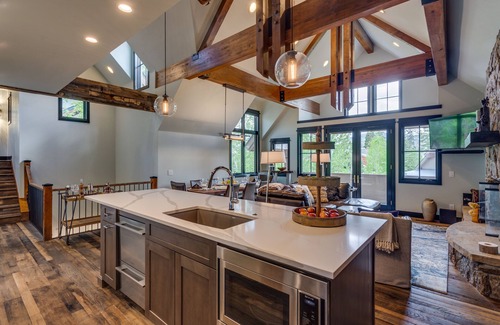Four O'Clock House | Walk to the slopes! Completely remodeled with 5-star finishes and private hot tub!