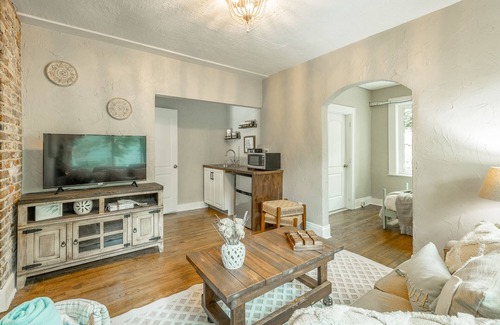 North Chattanooga House | WALK to top Chattanooga action from this Fun Fabulous Family/Friend(ly) Home!