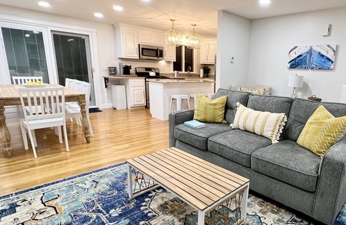Sandwich House | Walk to Town Neck Beach! All linens included & booking for 2025! New amenities!