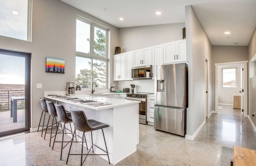 Golden Cottage | Walk to Trail: 'lookout Landing' Newly Built Home!