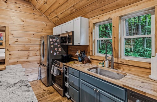 Woodstock House | Walk to Trails & Village +Pets | Trailside Cottage
