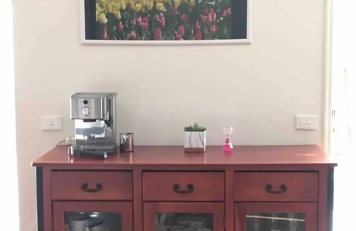 Point Cook House | Walk to train station, cosy house +treadmill …