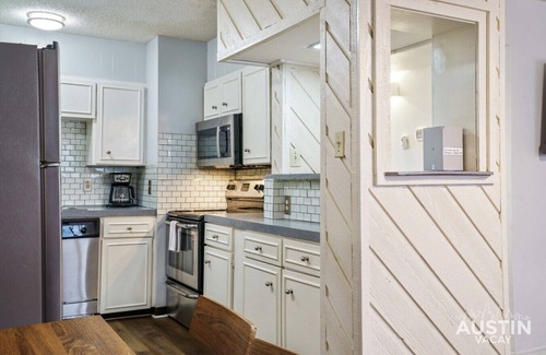 West Campus Apartment | Walk to UT/Cafes/Dining│Free Parking│Cozy Apt Sleeps 4│1BR/1BA