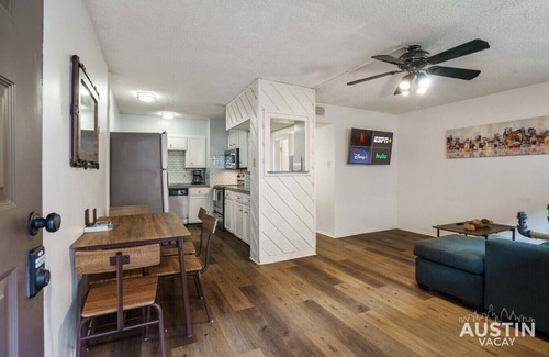 West Campus Apartment | Walk to UT/Cafes/Dining│Free Parking│Cozy Apt Sleeps 4│1BR/1BA