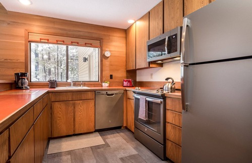 Sunriver House | Walk to village AC+Loft+Sauna+HotTub+SHARC Passes+Pet & Kid Friendly