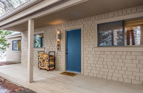 Sunriver House | Walk to village AC+Loft+Sauna+HotTub+SHARC Passes+Pet & Kid Friendly