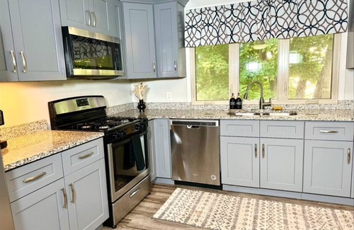 Ohio City Apartment | Walk Westside Market, Ohio City, 2 mi to downtown!