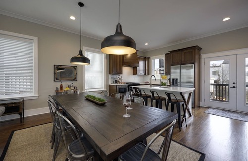 Buena Vista House | Walk2Germantown Rooftop Firepit Downtown Skyline King Suite 2-Car Garage