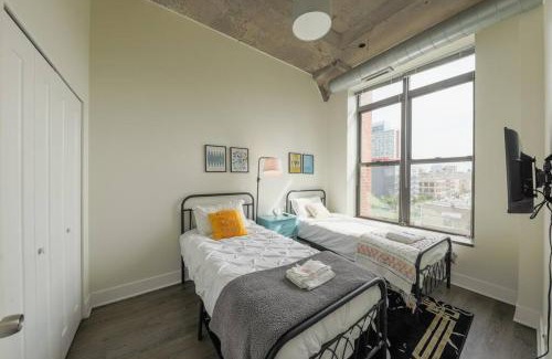 Near South Side Apartment | Walkable 2BR Apartment in Chicago South Loop with Optional Parking and Gym Access Near McCormick Place, Museum Campus & Lakefront