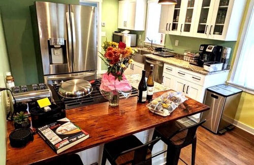 Downtown Buffalo Cottage | Walkable Elmwood Cottage, No Chores 4Bath 4BR 4Car