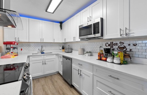 North Andrews Gardens House | Walkable Gem : Retro Arcades : Near Lauderdale-by-the-Sea