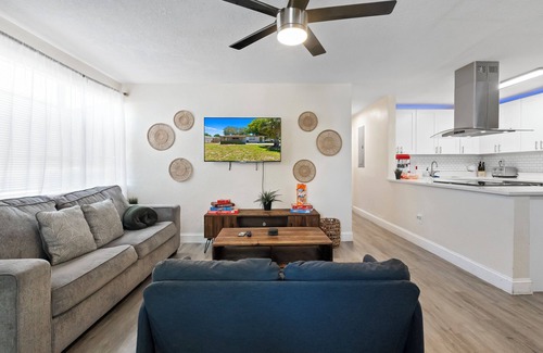 North Andrews Gardens House | Walkable Gem : Retro Arcades : Near Lauderdale-by-the-Sea