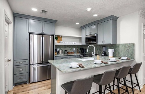 Montrose House | Walkable Montrose 2BR | Music Retreat | Sleeps 10
